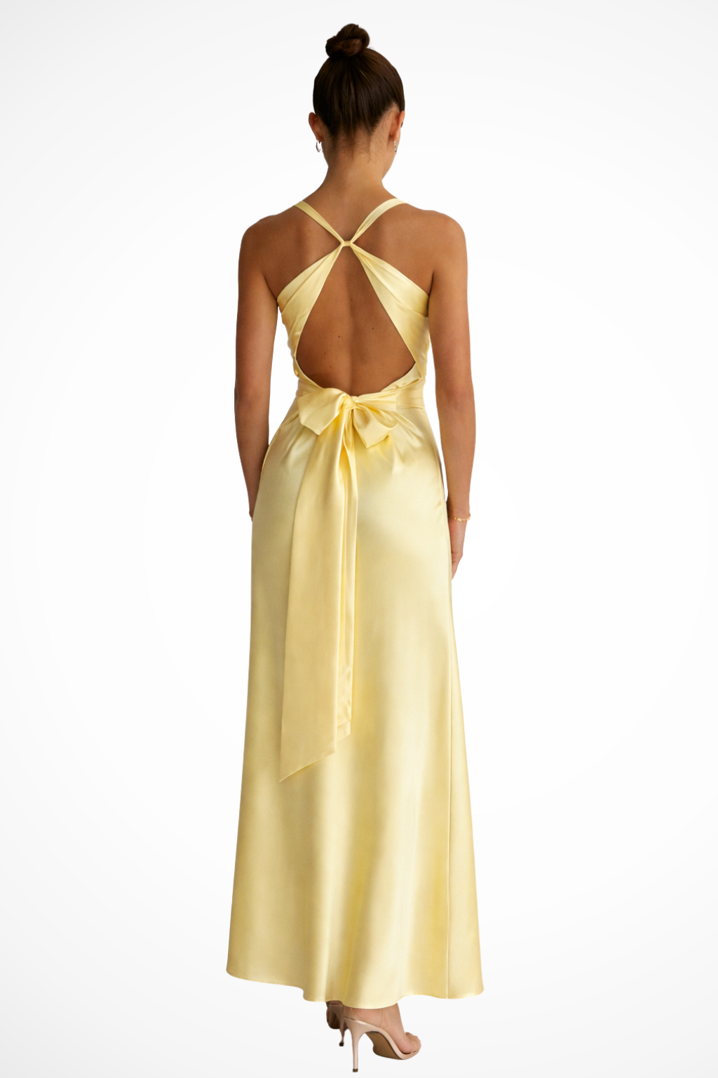 Vestido de fiesta maxi amarillo para mujer, estilo halter con espalda descubierta. Moda femenina elegante y moderna.