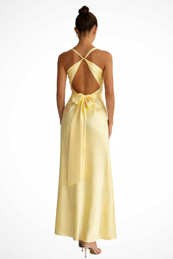 Vestido de fiesta maxi amarillo para mujer, estilo halter con espalda descubierta. Moda femenina elegante y moderna.