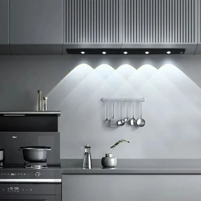 Luz LED adhesiva recargable con sensor para armario de cocina o despensa. Iluminación inteligente.