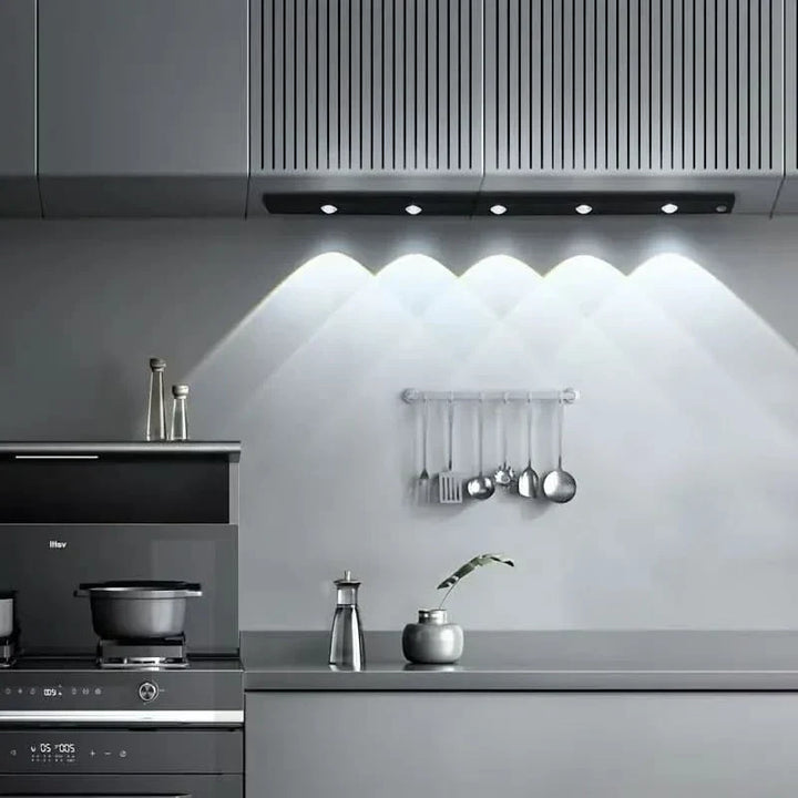 Luz LED adhesiva recargable con sensor para armario de cocina o despensa. Iluminación inteligente.