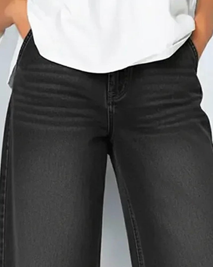 Mujer luciendo jeans cortos de pierna ancha, estilo relajado. Vaqueros modernos, ideales para un look casual.
