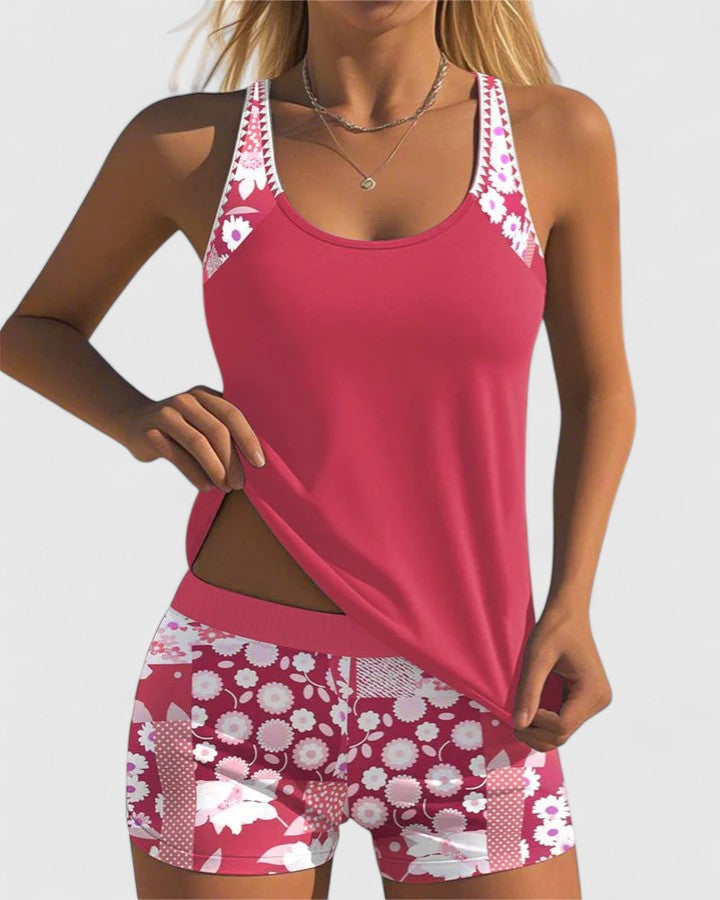 Set de tankini deportivo para mujer: top liso de natación y shorts florales. Estilo y funcionalidad.