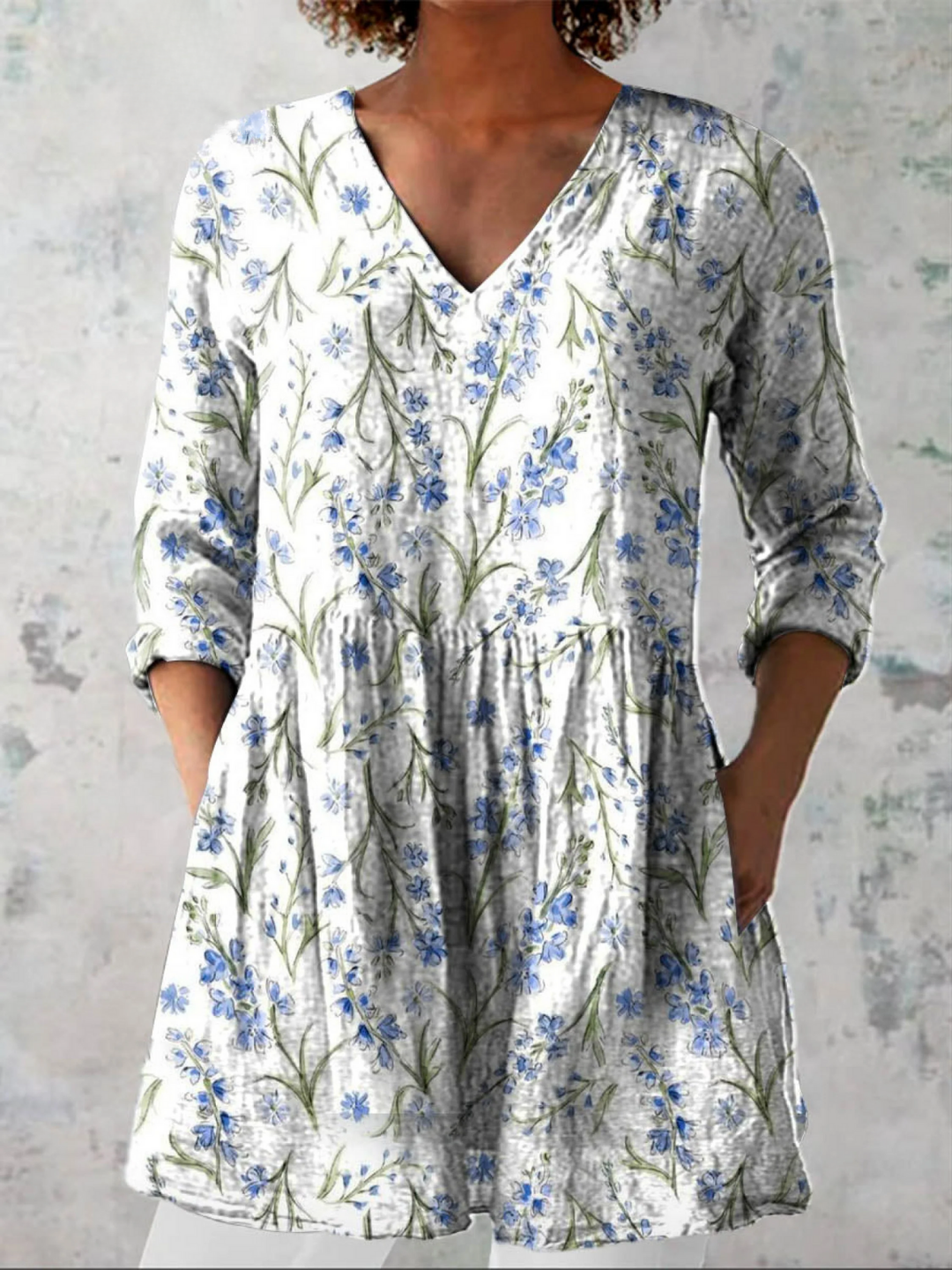 Camisa larga vintage de mujer con cuello en V, estampado floral y estilo fluido, ideal para verano y look casual elegante.