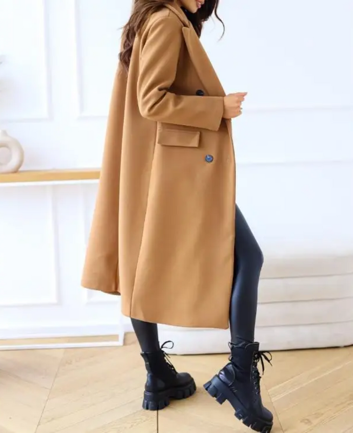 Ropa de exterior: abrigo largo de mujer, doble botonadura, diseño atemporal para invierno.
