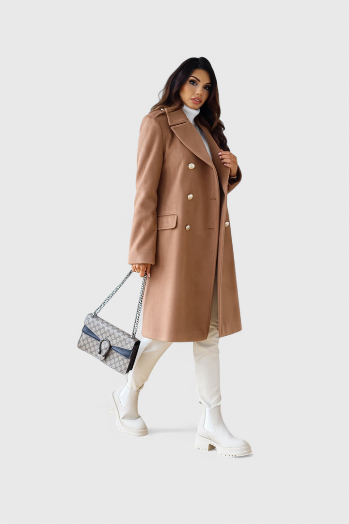Abrigo clásico de lana con doble botonadura para mujer. Silueta femenina y elegante, moda de invierno.
