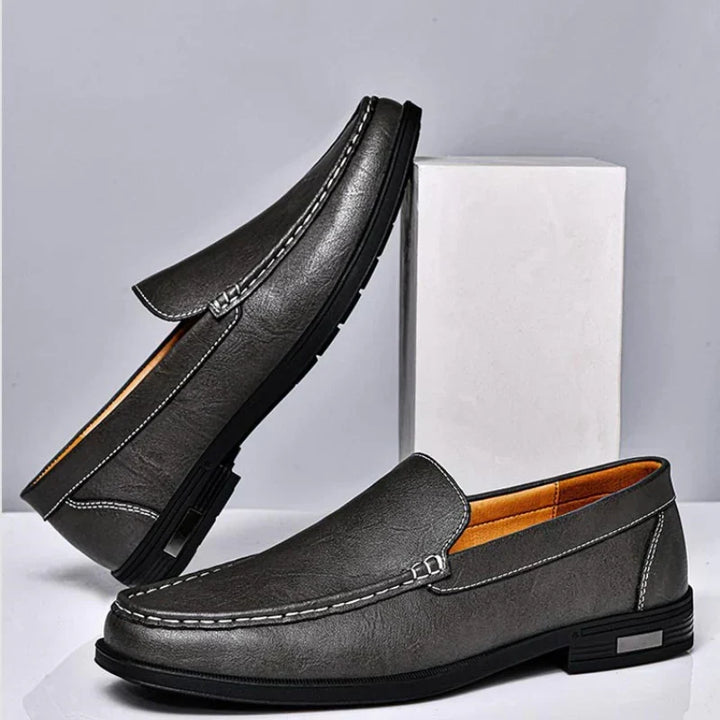 Elegantes mocasines de piel azul marino para hombre, toque de sofisticación.