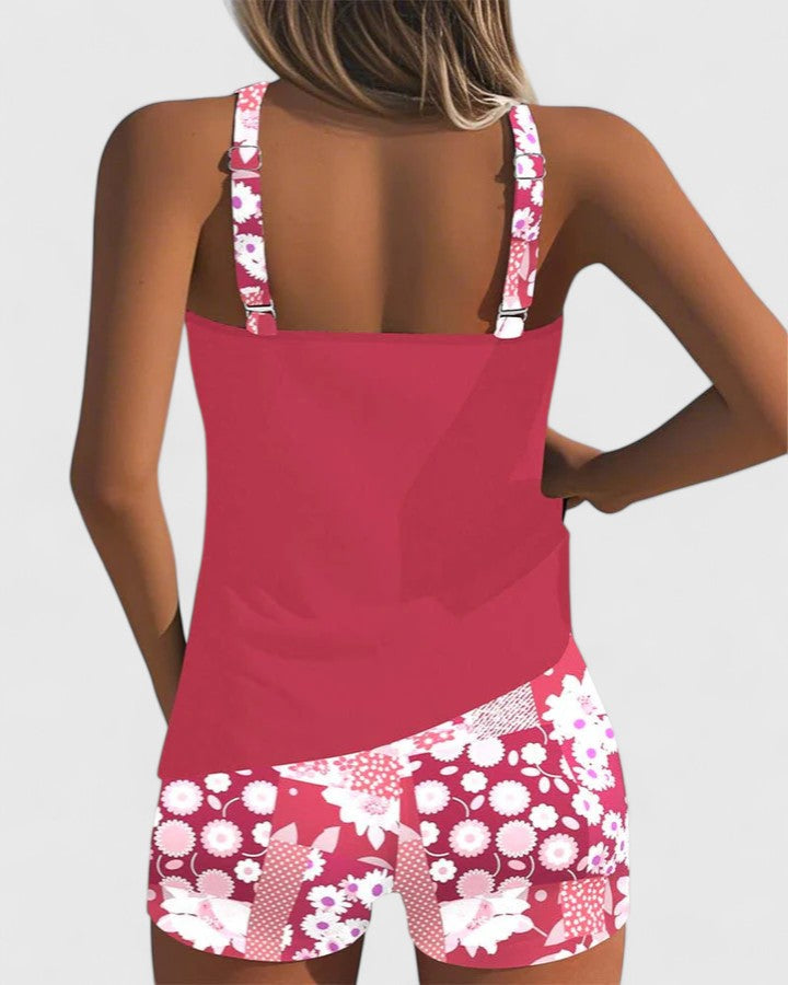 Tankini deportivo de mujer con top liso para nadar y shorts florales de moda. Disfruta la playa.