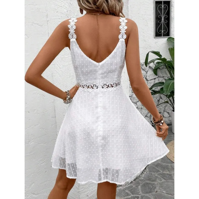 Elegante vestido mini de plumetis con mangas cortas, encaje floral y escote V profundo, para ella.