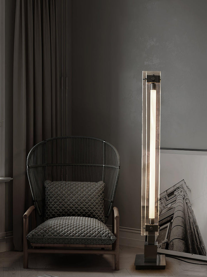 Elegante lámpara de pie M29, estilo industrial, estructura metálica y pantalla de vidrio.