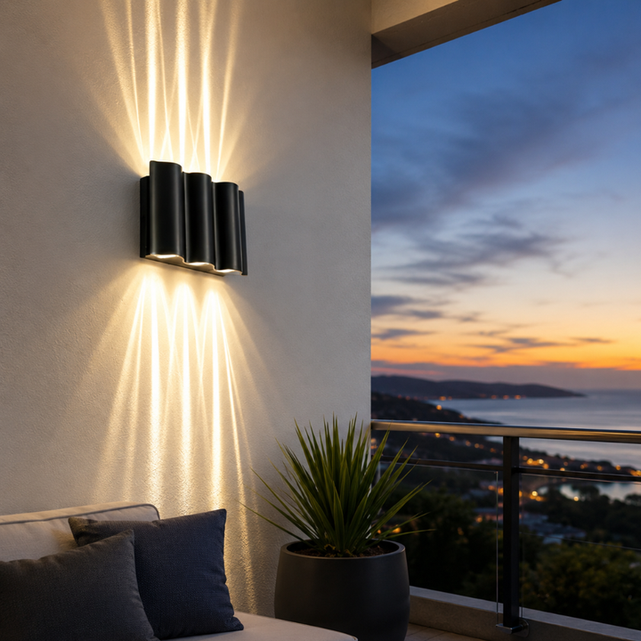 Aplique para jardín, LED moderno con diseño ondulado, iluminación eficiente y estilosa.
