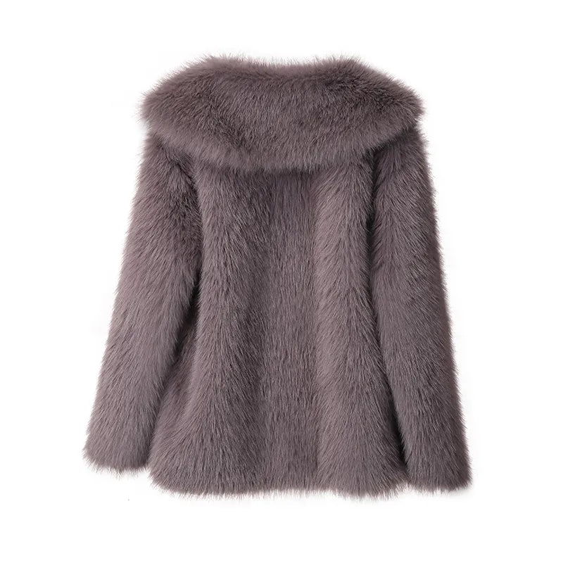 Abrigo de mujer, diseño minimalista. Estilo chic y versátil para invierno.