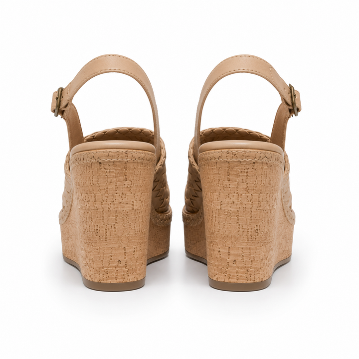 Sandalias de cuña beige para mujer con plataforma elevada, ofreciendo estilo moderno y máxima comodidad en verano.