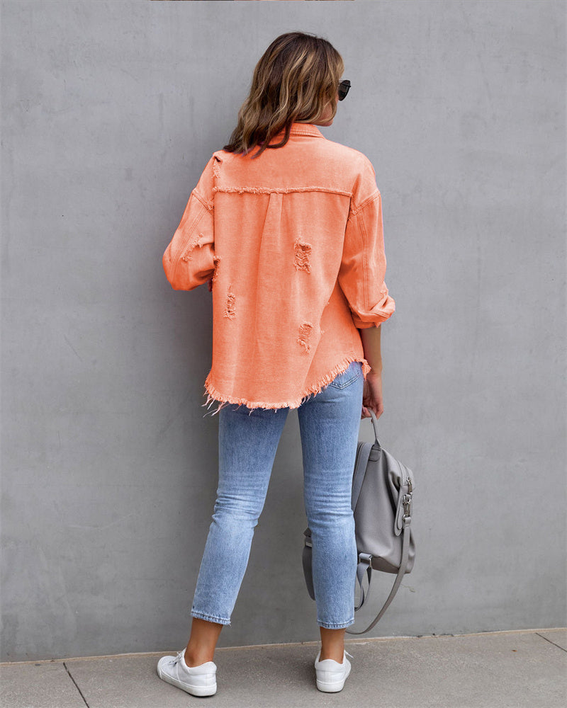Denim colorido de mujer, chaqueta vaquera moderna y versátil para primavera.