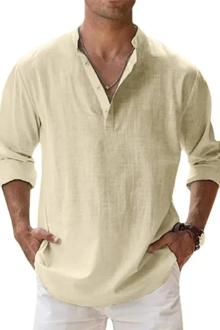 Hombre sonriente vistiendo camisa Henley de lino blanco, ropa de verano cómoda.