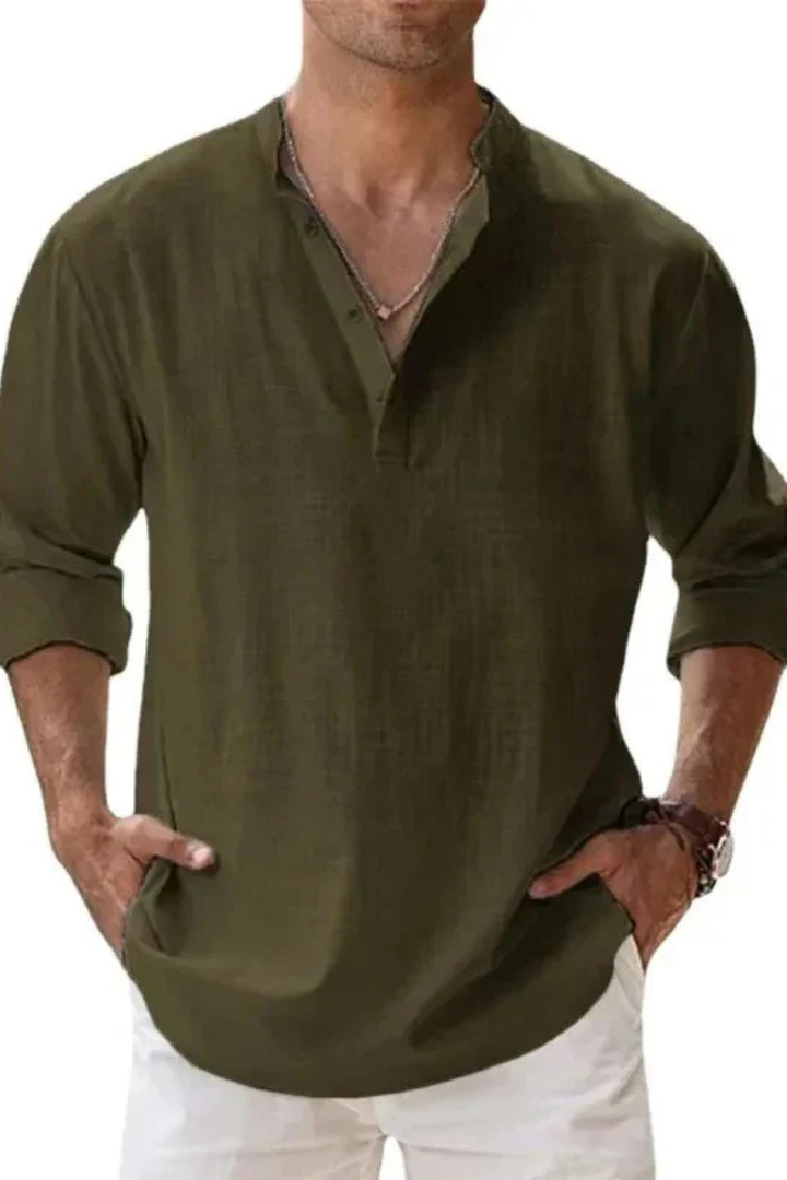 Textura detallada de lino natural en una camisa Henley de hombre.