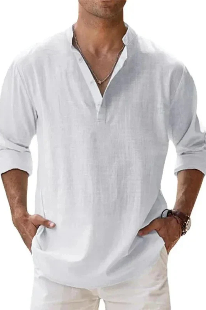Modelo posando con camisa Henley de lino azul claro, moda de verano, estilo relajado.