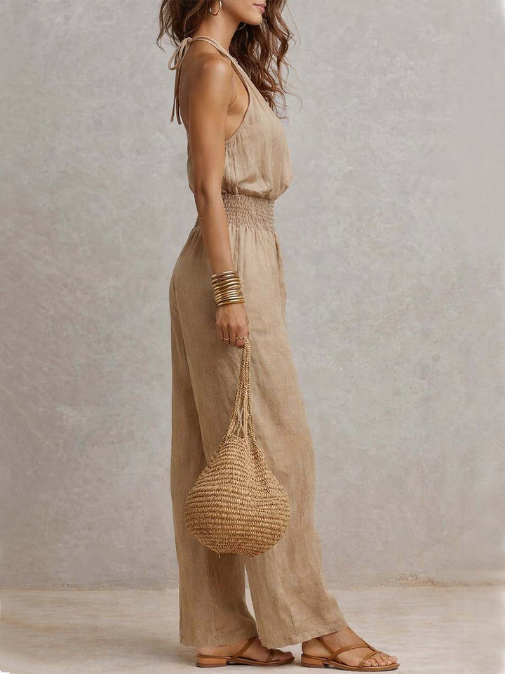 Mono de moda para mujer, estilo halter, pierna ancha, espalda descubierta. Tendencia de verano boho chic.
