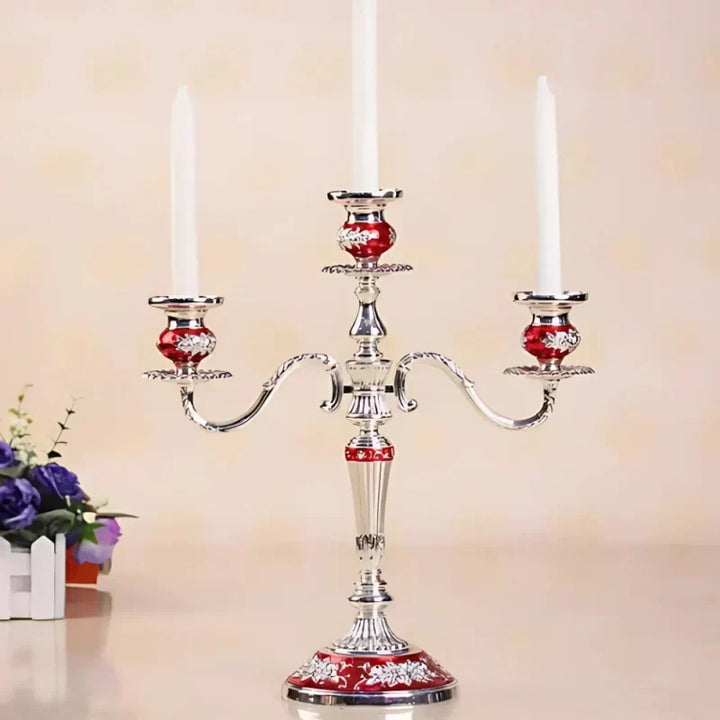 Candelabro metálico dorado, diseño europeo, ideal para decoración de hogar y fiestas.