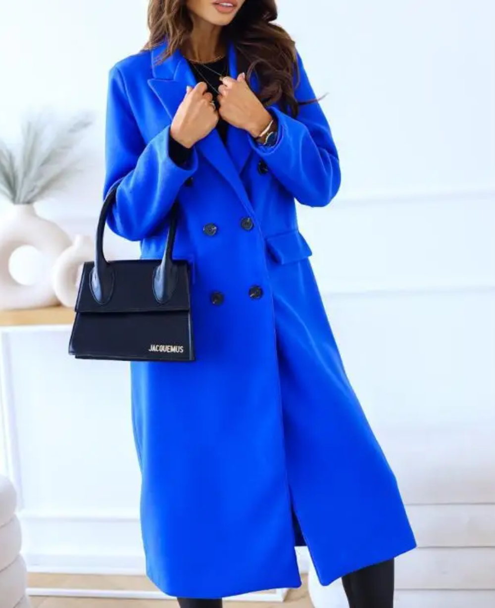 Trench coat largo de mujer, doble botonadura, silueta entallada, estilo urbano y chic.