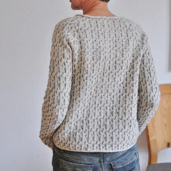 Suéter de mujer con escote barco, color gris. Diseño estructurado y acogedor para un look casual y chic de invierno.