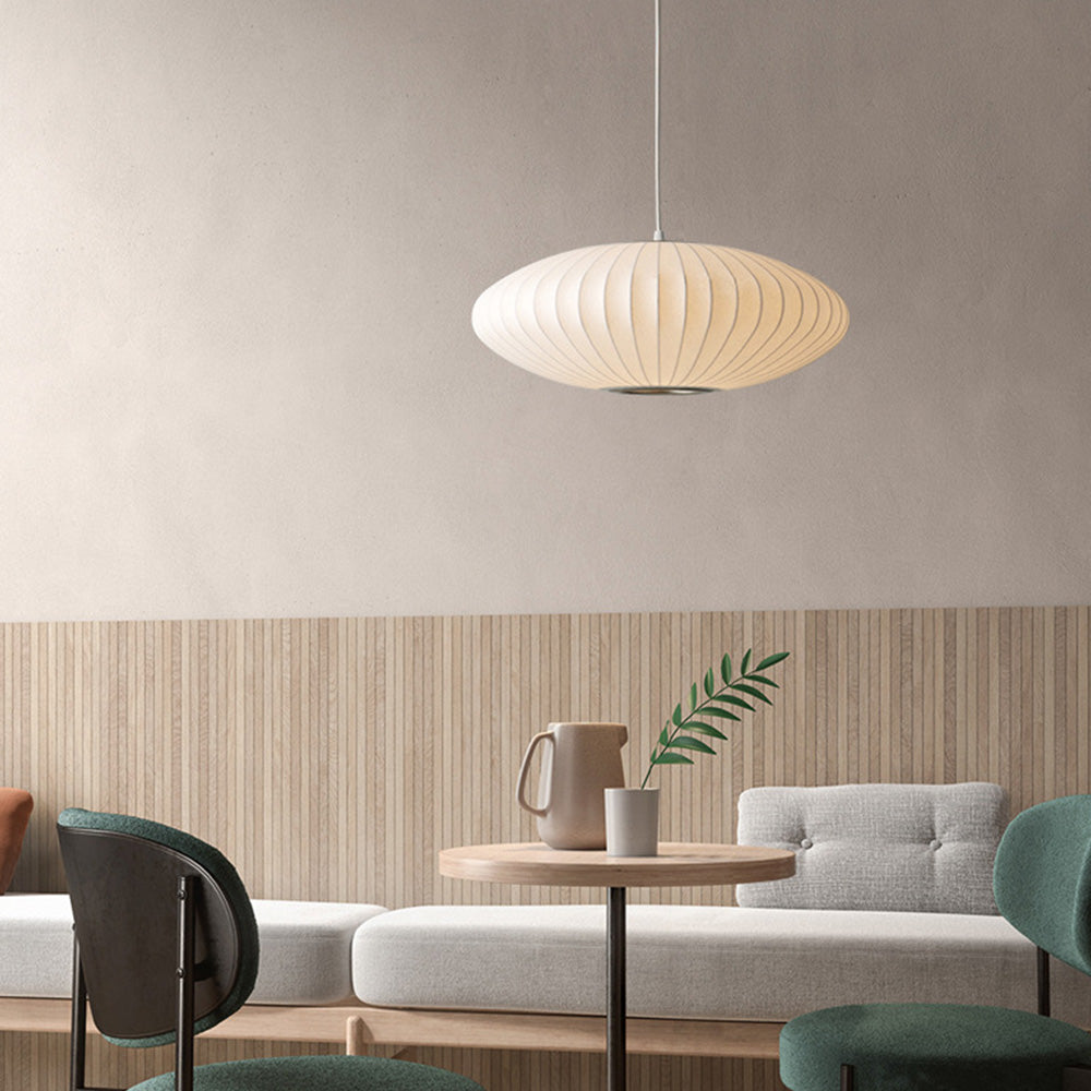 Elegante lámpara colgante de seda sintética, luz suave, diseño moderno para decoración de hogar acogedor.