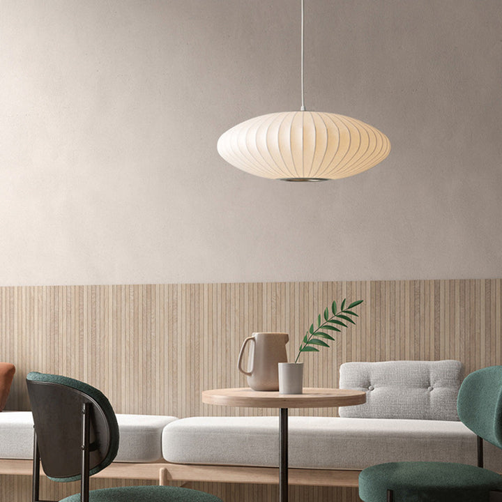 Elegante lámpara colgante de seda sintética, luz suave, diseño moderno para decoración de hogar acogedor.
