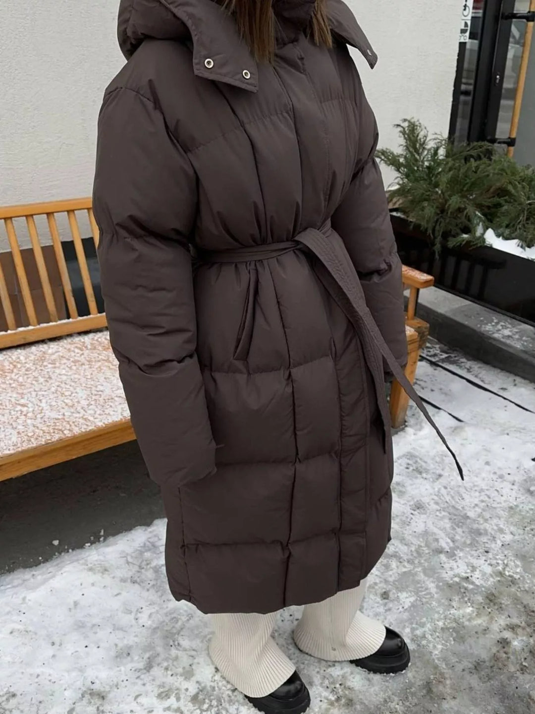 Moda casual invernal: abrigo largo acolchado con cinturón para mujer, versátil y muy abrigador.