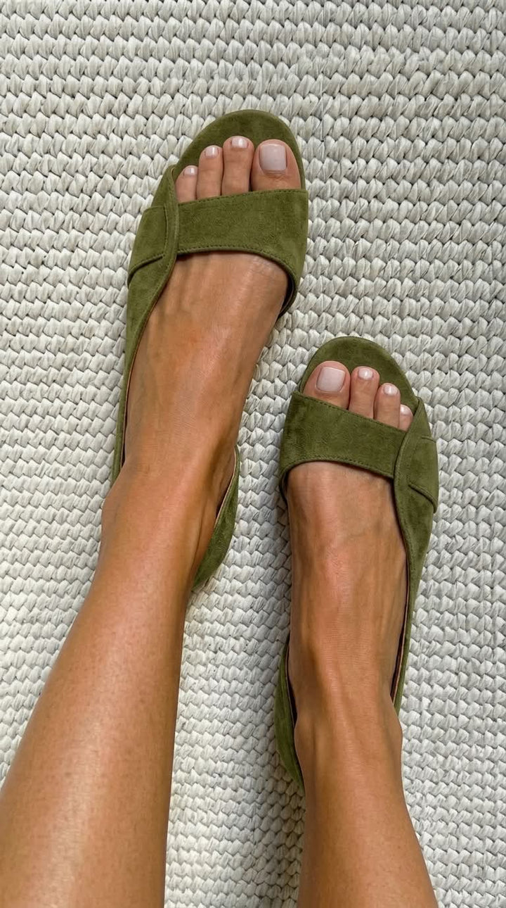 Par de sandalias destalonadas de mujer. Punta abierta, tacón bajo. Calzado cómodo y estilo para el día a día en verano.