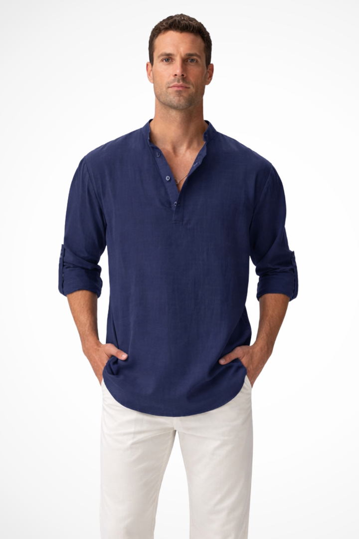 Modelo luciendo camisa Henley de lino gris, ropa masculina relajada para verano.