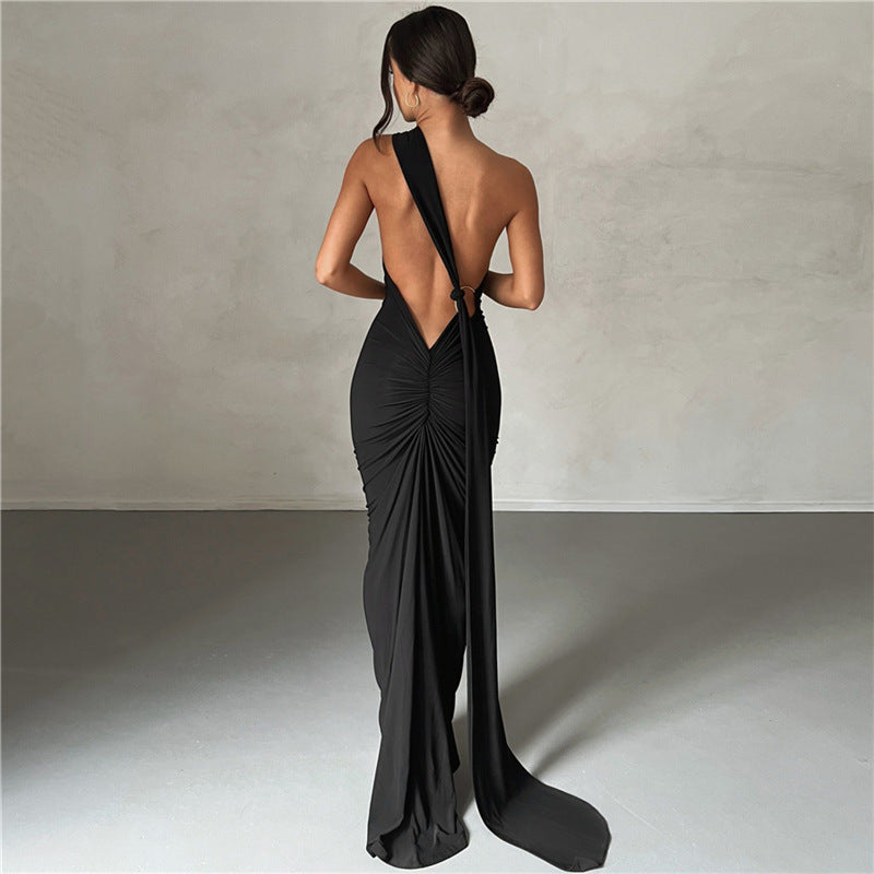 Vestido largo blanco fruncido con espalda descubierta para mujer. Diseño elegante para bodas y celebraciones.