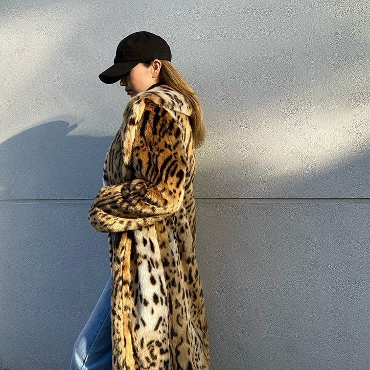 Abrigo femenino cálido para mujeres con elegante estampado de tigre. Estilo de moda para invierno audaz.