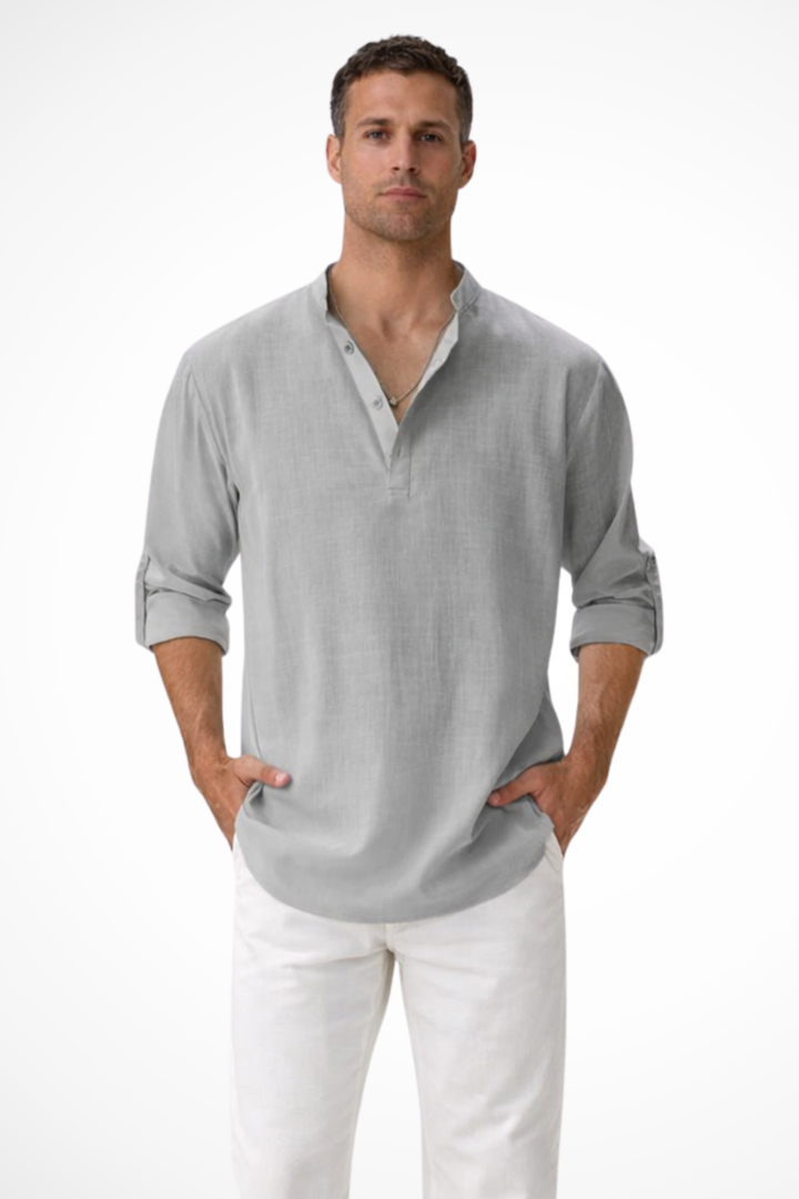 Primer plano de la textura del lino en una camisa Henley para hombre.