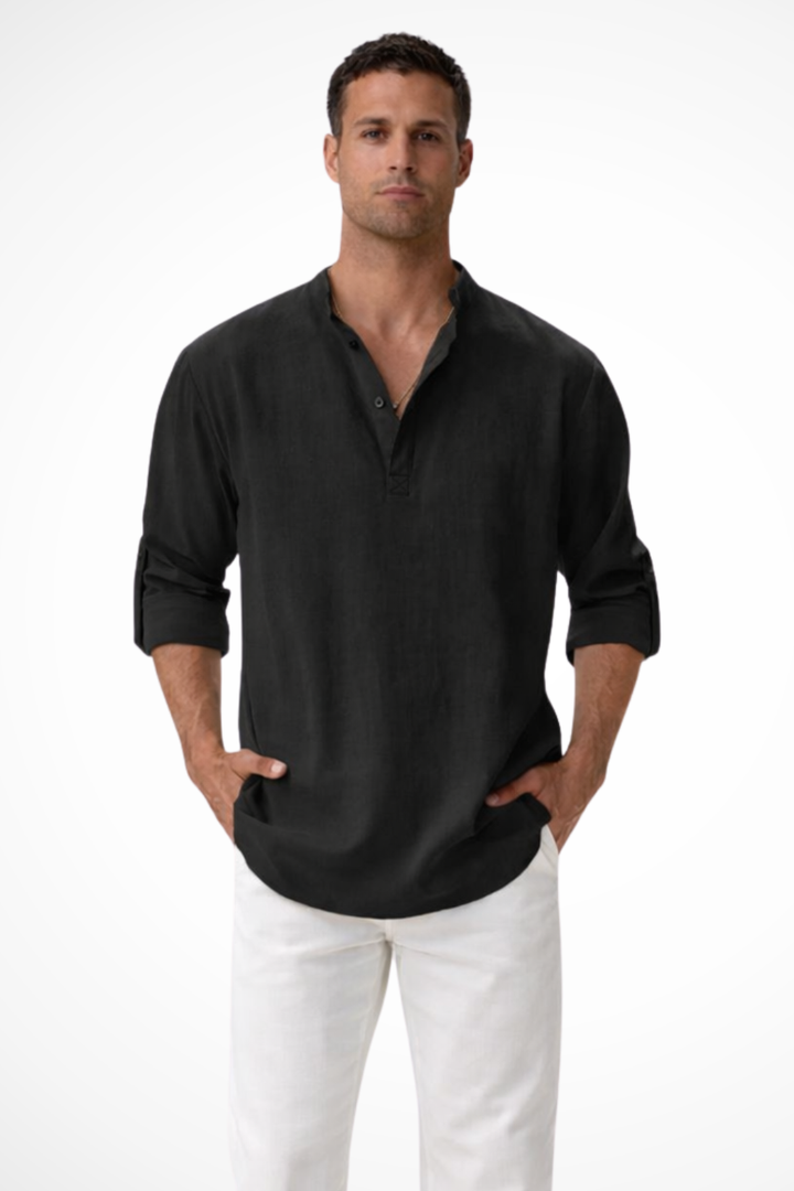 Detalle del cuello abotonado de una camisa Henley de lino, moda hombre.