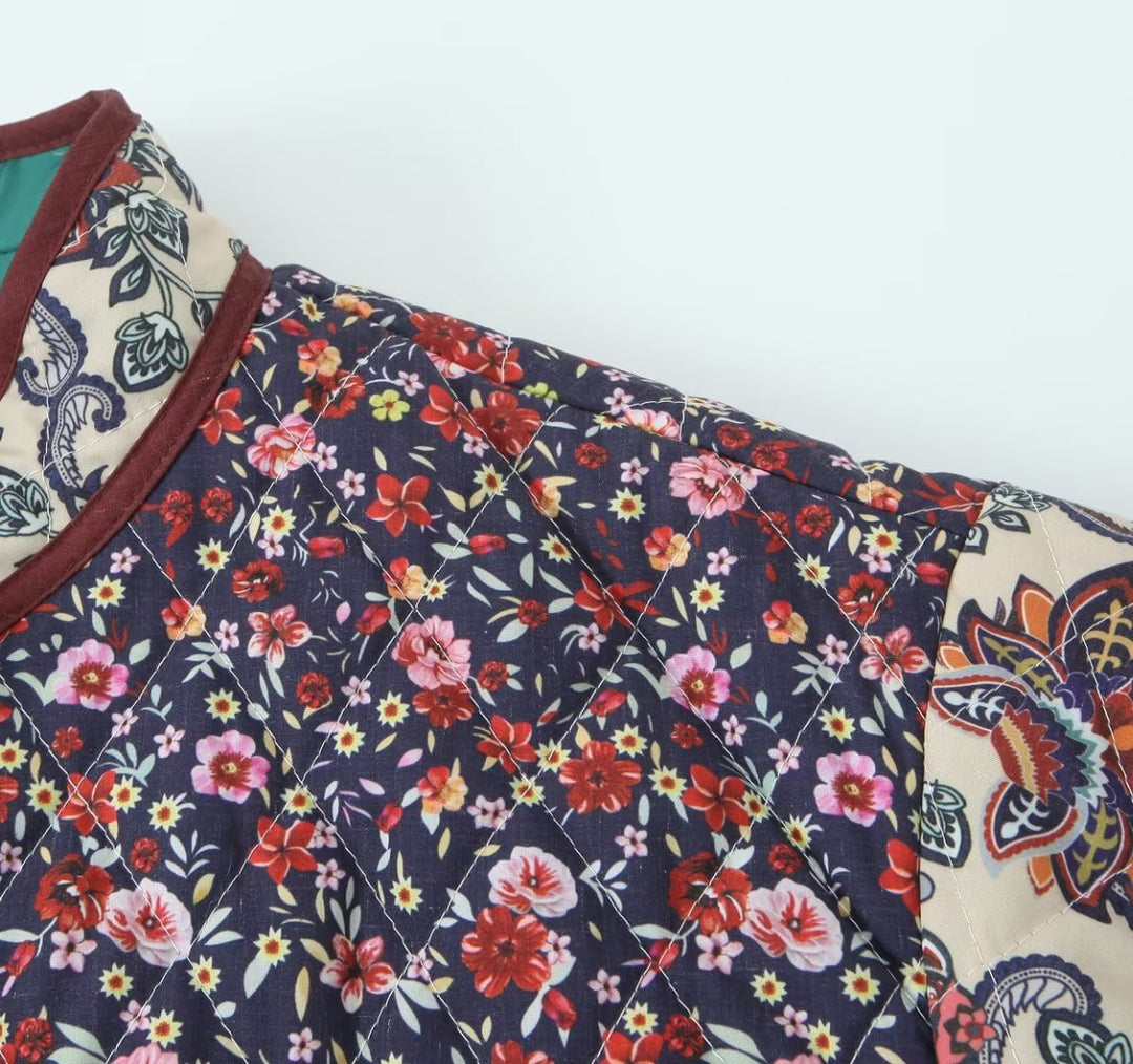 Abrigo de invierno acolchado con estampado floral vibrante para mujer. Diseño retro con prácticos bolsillos.