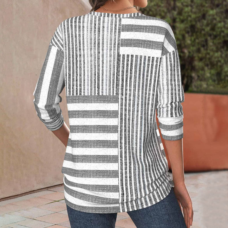Mujer modelando camiseta gris rayada de manga larga, cómoda y perfecta para otoño e invierno.