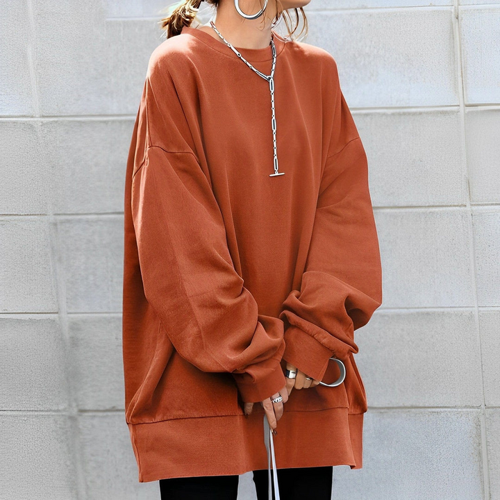 Mujer con jersey oversize VALENTINA, look casual de moda para otoño e invierno, estilo relajado y cómodo.