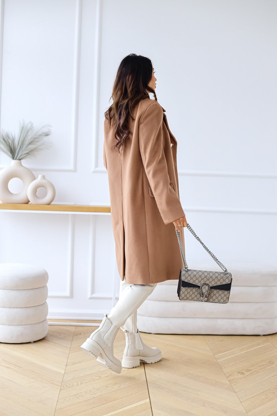 Abrigo largo de moda femenina, doble botonadura, diseño clásico que realza cualquier atuendo de invierno.