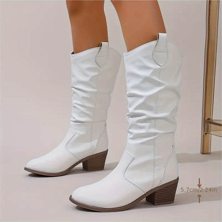 Suela antideslizante y tacón bajo de botas altas para mujer, ofreciendo seguridad y confort duradero.