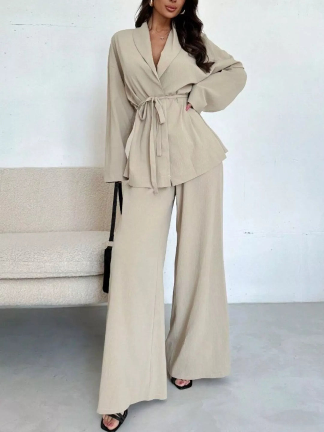 Ropa de día versátil: Conjunto mujer top con lazo y pantalón ancho. Prendas chic.
