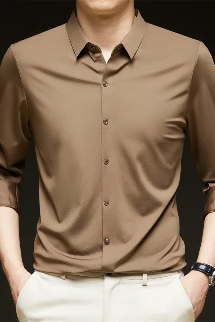 Camisa moderna de hombre manga larga, estilo casual elegante, ideal para moda masculina versátil.