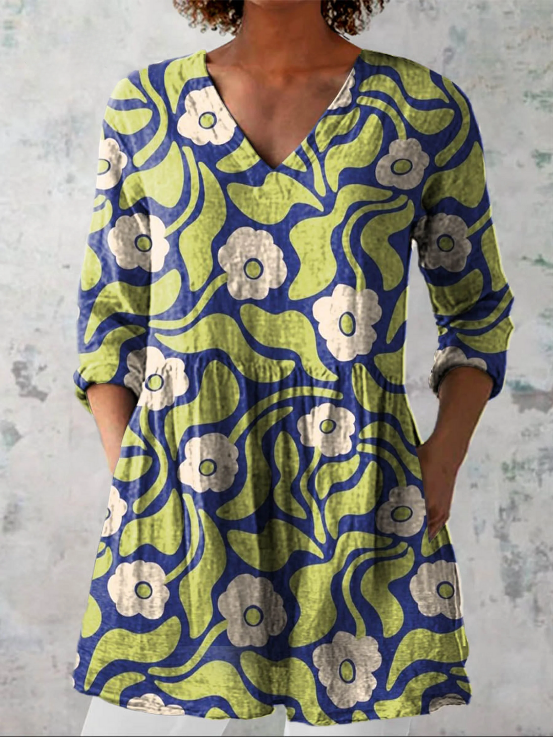 Camisa larga de verano fluida para mujer con cuello V y estampado en tonos azul verde. Ligera y transpirable, moda casual.