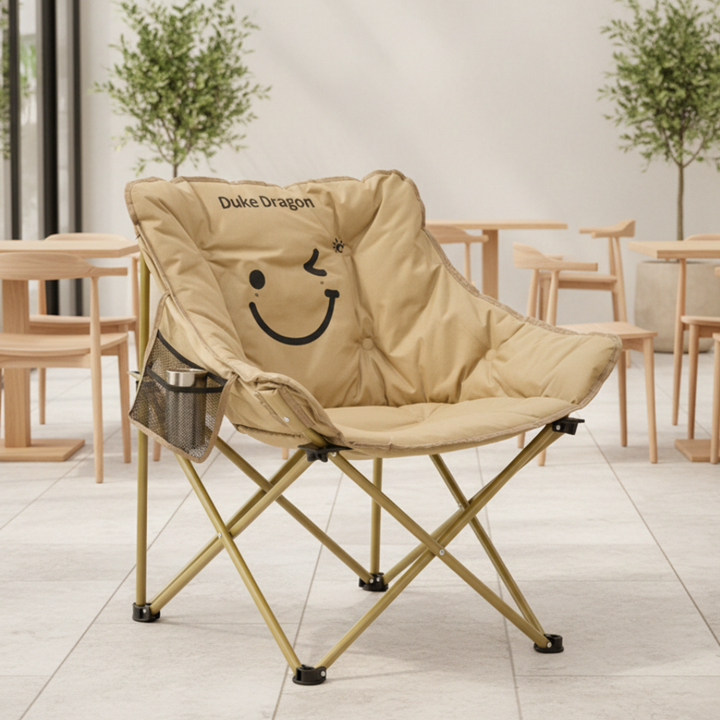 Cómoda silla de camping plegable con cojín y respaldo, perfecta para ocio al aire libre y jardín.