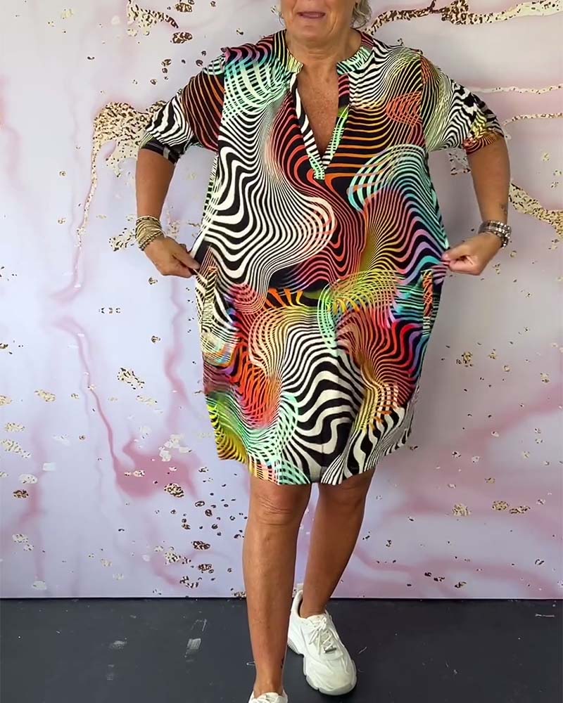 Vestido casual moderno para mujer, con diseño abstracto de ondas, cuello V y corte corto. Perfecto para el día.