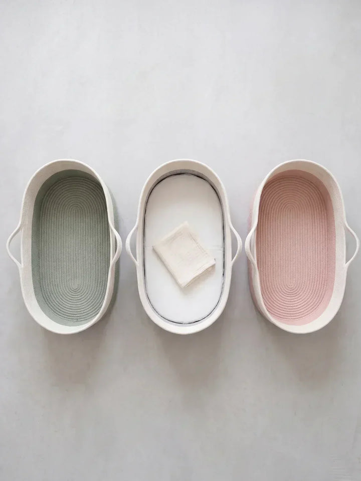 Decoración guardería: cesta cambiador rose poudré/ecru, tejida y funcional, con colchoneta.