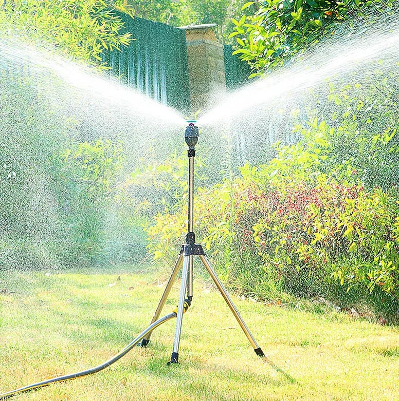 Aspersor de jardín 360° para riego eficiente y automático de césped.