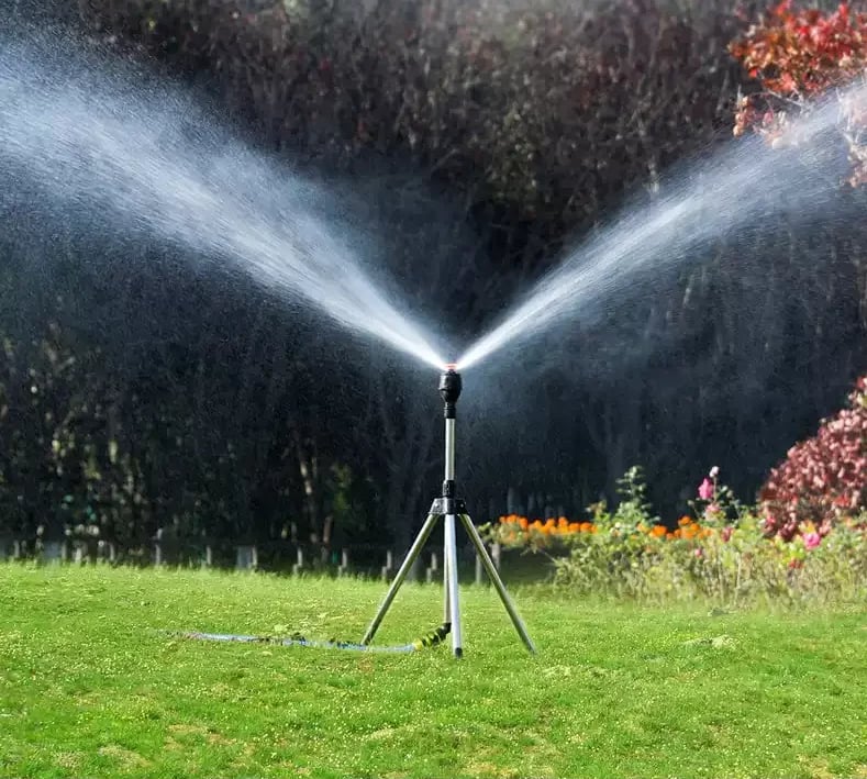 Aspersor de agua eficiente para riego sostenible en jardines y exteriores.