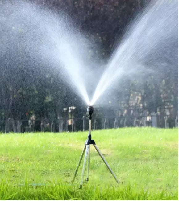 Aspersor automático de jardín para riego sin esfuerzo, fácil conexión a manguera.
