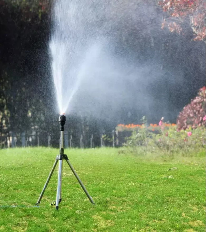 Aspersor de riego giratorio para jardín, optimiza el uso del agua exterior.