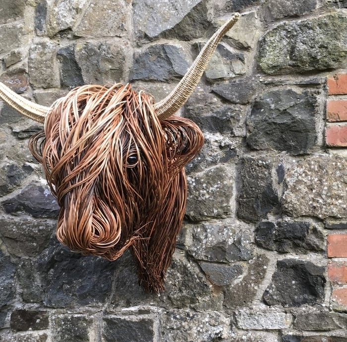 Arte decorativo de pared: escultura de vaca Highland rústica y texturizada para el hogar.