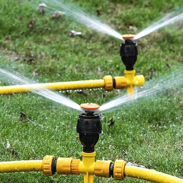 Aspersor de jardín con espiga, plástico duradero, riego automático 360° y fácil instalación.